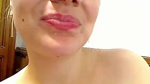 角质家庭主妇让她的丈夫在她的张开嘴上射击他的负荷在网络摄像头上