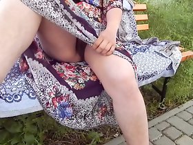 Hairy Of age im transparenten Kleid
