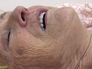 90 лет бабушка получает грубые выебанную